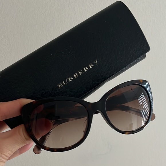 Burberry sunglasses - Picture 2 of 8